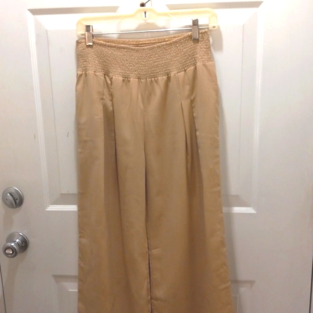 Tan Roushed Top, Wide Leg Plazo Dress Pant W/pockets.                Size Med